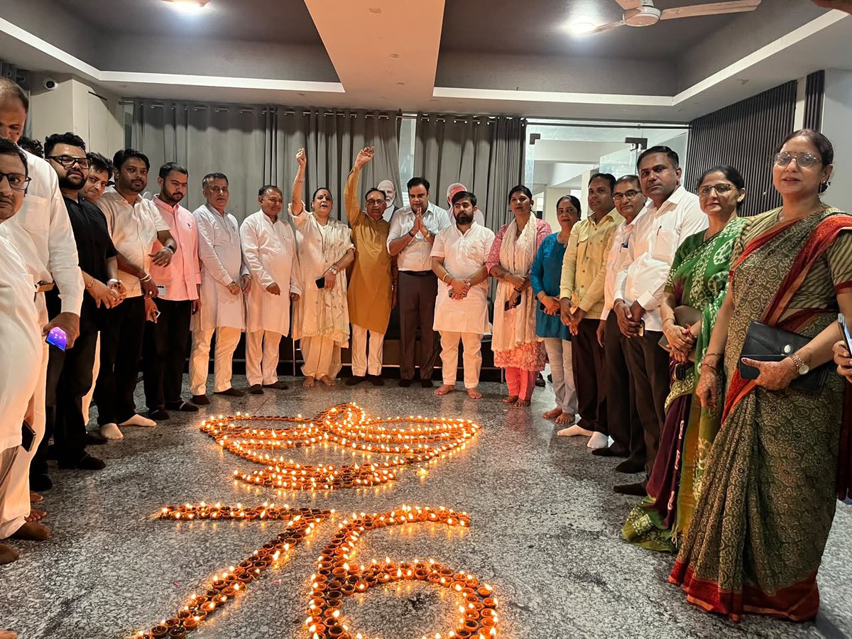 priyankabjpfbd's tweet photo. देश के यशश्वी प्रधानमंत्री श्री @narendramodi जी के जन्मदिवस के अवसर पर जिला कार्यालय पर भाजपा,फरीदाबाद 🪔"आशीर्वाद का दीया"🪔 कार्यक्रम के तहत देवतुल्य कार्यकर्ताओं ने दीप प्रज्वलित कर उनके स्वस्थ, दीर्घायु एवं यशस्वी जीवन की मंगलकामना की।🪔🇮🇳
#AshirwadKaDiya https://t.co/aBRs5fvNmI