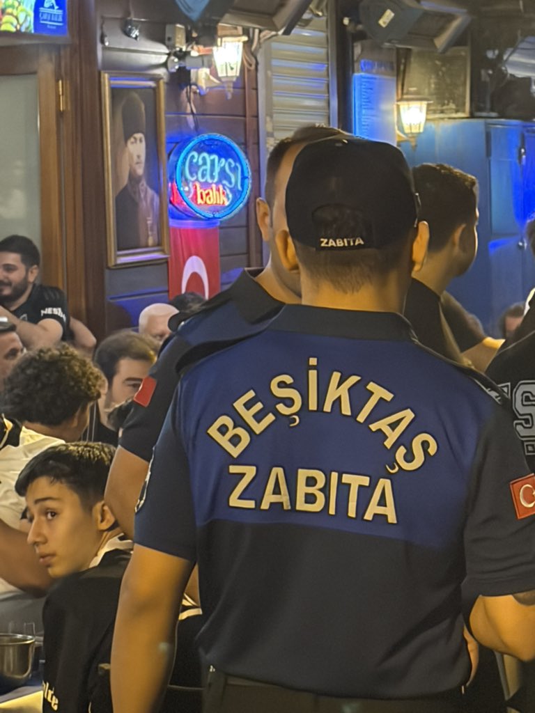 berkennyd's tweet photo. zabıtanın üniformada beşiktaş yazıyor https://t.co/hYopFmRGuV