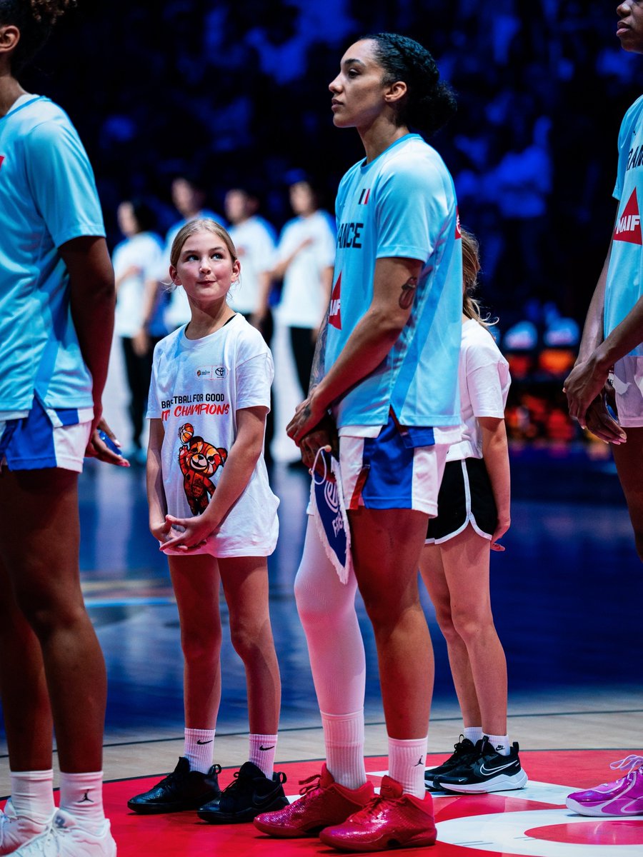 mj23arc's tweet photo. this is so cute 🥹 the admiration in that little look https://t.co/PyCJzrSK01