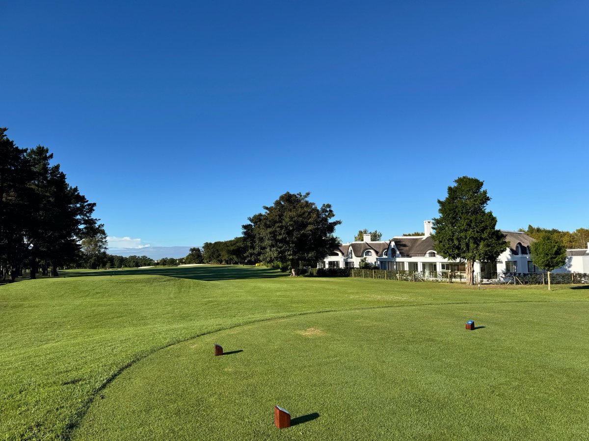 lunaaw2541x's tweet photo. I was at the oak course on a glowing day after coffee. With a student, we were easygoing. For extension, the swing felt balanced and deliberate. I felt recharged. #AfterWorkGolf #CourseTime https://t.co/RgLqDcgDuI