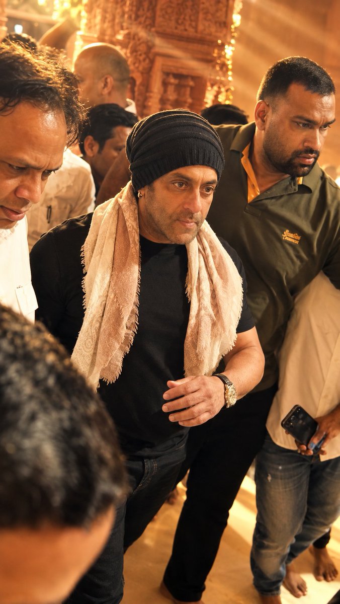 sk__glint's tweet photo. Latest ; Earrings, stubble and a bald Salman. this look is going to hit different! 🔥🥶 #SalmanKhan https://t.co/3RlBXLr7b9