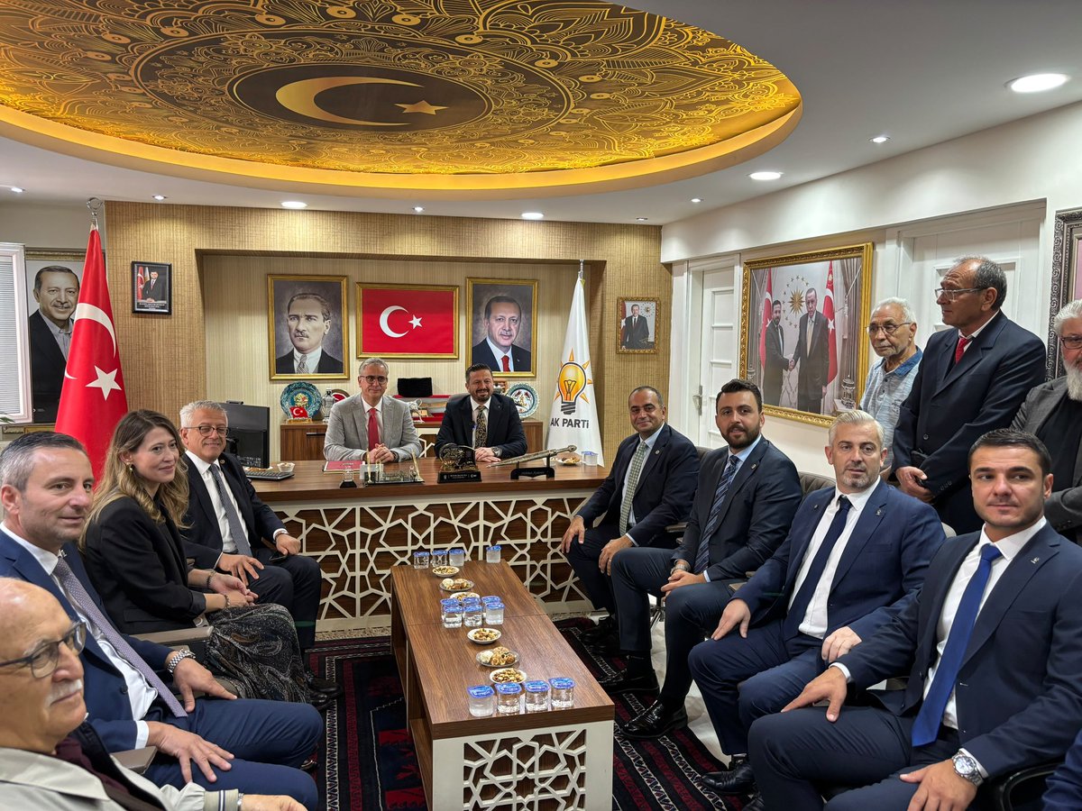 sevansivacioglu's tweet photo. 📍 Balıkesir | Karesi

#TürkiyeYüzyılı Buluşmaları kapsamında Balıkesir’de hem teşkilatlarımızla hem de hemşehrilerimizle bir araya geldik.

AK Parti Balıkesir İl Başkanlığımızı ve Karesi İlçe Teşkilatımızı ziyaret ederek, teşkilat mensuplarımızla istişarelerde bulunduk. Ardından esnaflarımızı ziyaret ederek vatandaşlarımızın talep, beklenti ve önerilerini dinledik.

Devlet Hastanemizde başhekimliğimizi, kıymetli hekimlerimizi, ortopedi ve acil servis çalışanlarımızı ziyaret ederek, sağlık çalışanlarımızın görüşlerini aldık; tedavi gören vatandaşlarımızla da geçmiş olsun dileklerimizi ilettik.

Türkiye Yüzyılı hedeflerimiz doğrultusunda, eser ve hizmet siyaseti anlayışımızla çalışmalarımızı kararlılıkla sürdürüyoruz.

@BalikesirAk
@ma_balikesir
@oztaylan 
@akparti_karesi
@aka_hakann
@Akparti
@abuyukgumus