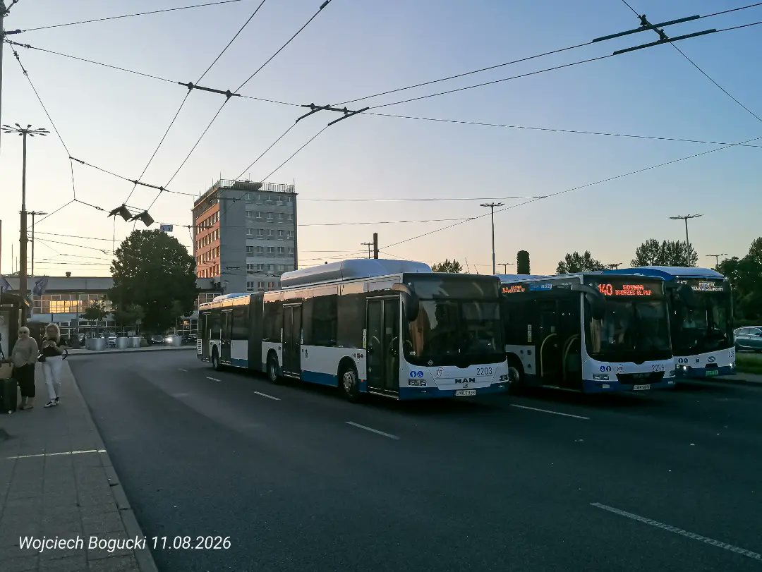IrenaTaverwt's tweet photo. The holiday season is officially over, leaving only memories. Today, a memory from my trip to the seaside, where I always try to capture something interesting: a Gdynia MAN with its companions near the main station. Vehicle: MAN NG313 Lion’s City G https://t.co/sW18XHOC5o