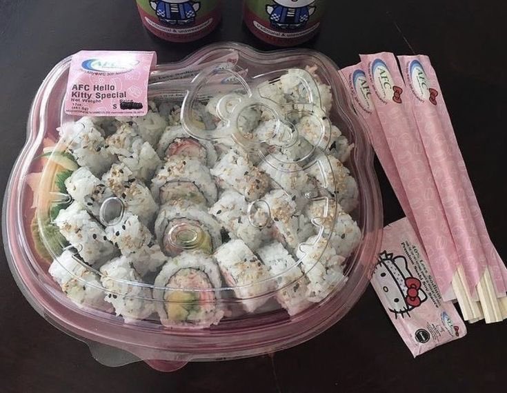 fairyprxncess's tweet photo. I’d be the happiest if someone gave me hello kitty sushi https://t.co/PahEbCca9O