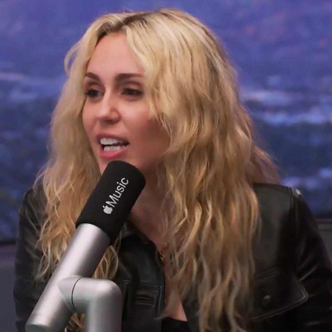 hqmileynow's tweet photo. Miley revelou que escolheu o Hollywood Bowl para os shows do “Bass Persuades” porque o local fica a apenas 10 minutos de sua casa, e que, assim, poderá estar de volta às 21h30. https://t.co/0M27VeqsSx