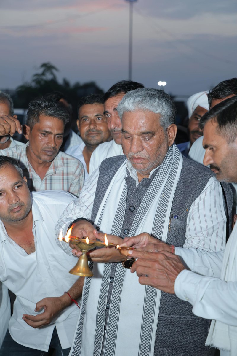 HaryanaUpdate01's tweet photo. हरियाणा सरकार क��� कैबिनेट मंत्री किशन लाल पवार ने जलाया आशीर्वाद का दिया.. प्रधानमंत्री नरेंद्र मोदी की लंबी उम्र की की कामना
@KrishanLPanwar https://t.co/d58VqtJ1L0