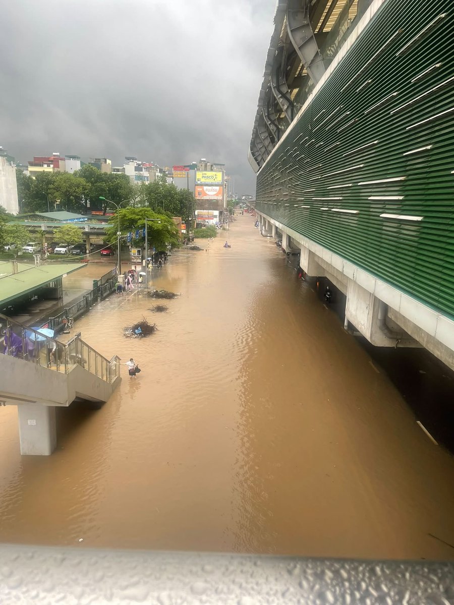 LPT_kusa's tweet photo. this not a river, this iss a road btw https://t.co/EIhjFpreWQ