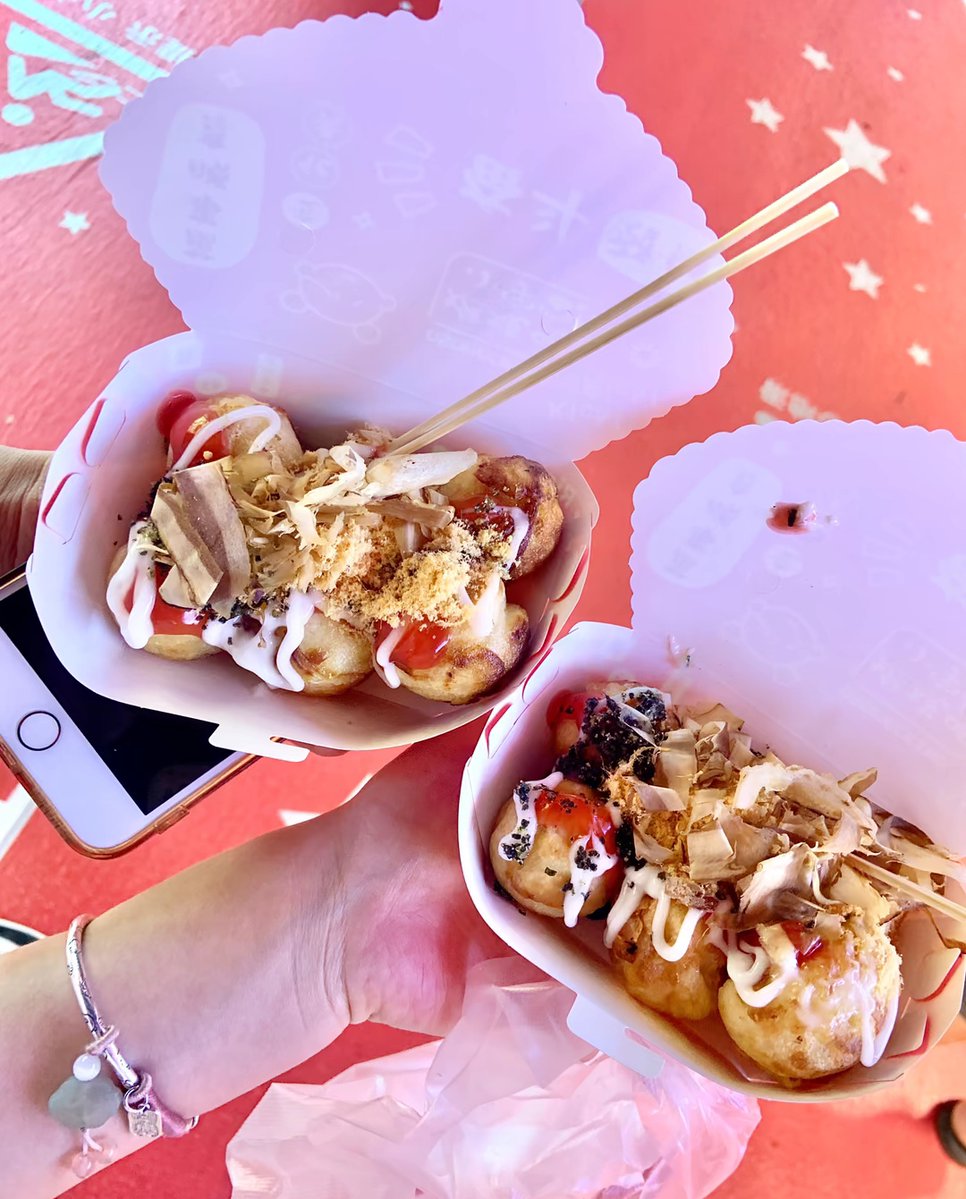 tinyp769514's tweet photo. [Warm chewy takoyaki with mayo u0026 bonito flakes—perfect late-night street snack ]， https://t.co/T8yysjyMiu
