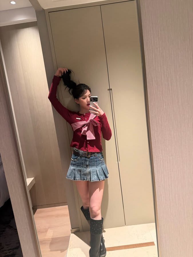 ISAslast's tweet photo. @DOKYEOMslast Outfit hari ini pakai merah! ♥️ https://t.co/mqD17H1nX6