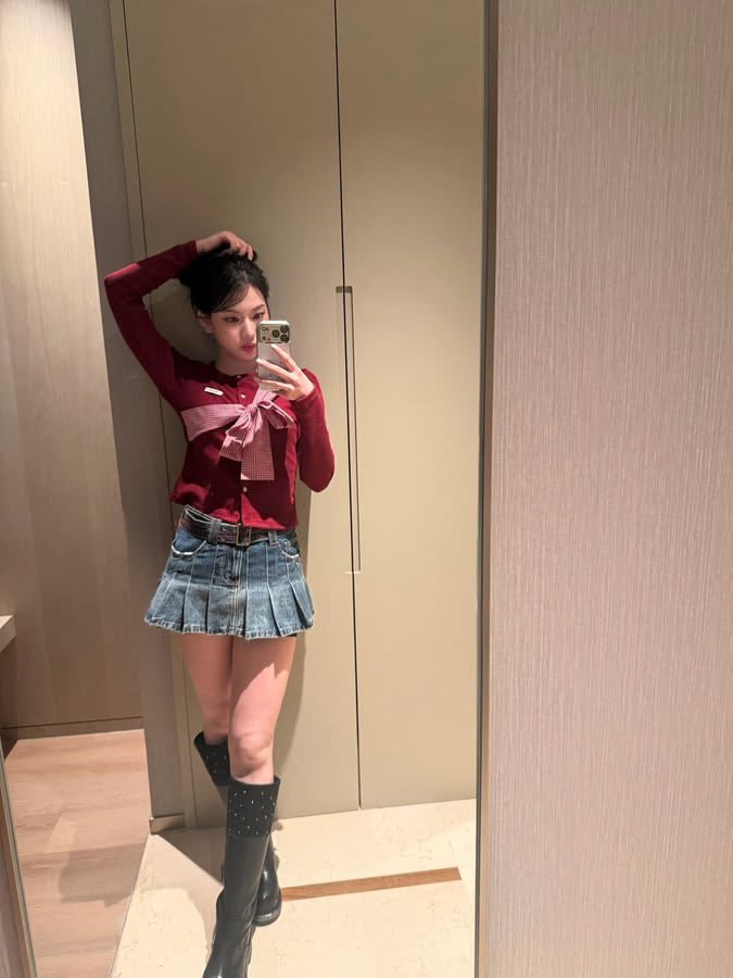 ISAslast's tweet photo. @DOKYEOMslast Outfit hari ini pakai merah! ♥️ https://t.co/mqD17H1nX6