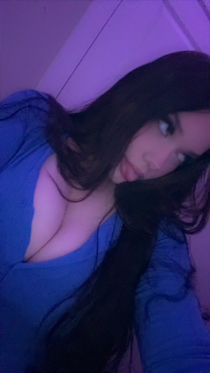 blinkermami's tweet photo. i love sticking my tongue out hehe🤭 #sellingcontent https://t.co/6kF1YidvAJ