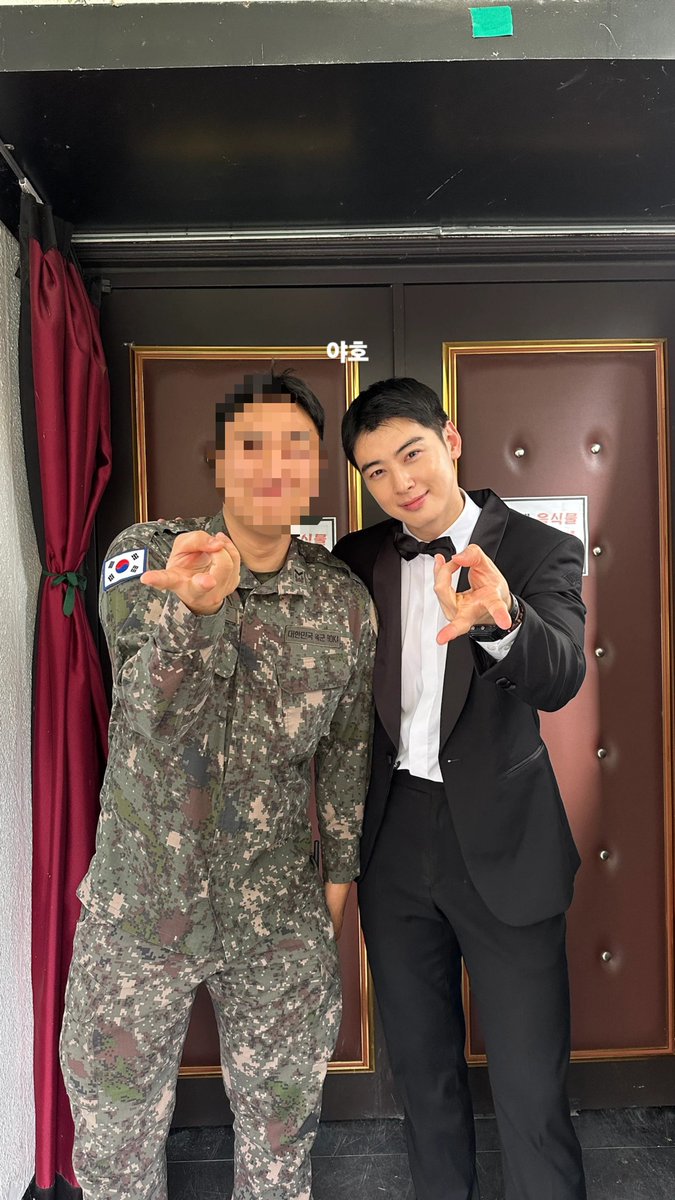 ChaEunwooINTL's tweet photo. 📸 Sergeant Lee Dongmin (Cha Eunwoo) with his fellow soldiers after yesterday's Ministry of National Defense performance

#CHAEUNWOO #차은우 #이동민
#チャウヌ #车银优 #ชาอึนอู #車銀優 https://t.co/xTZSpmExI0