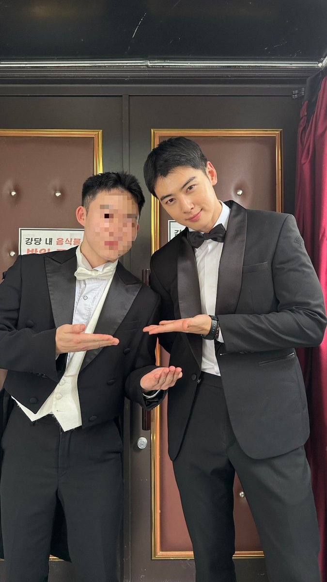 ChaEunwooINTL's tweet photo. 📸 Sergeant Lee Dongmin (Cha Eunwoo) with his fellow soldiers after yesterday's Ministry of National Defense performance

#CHAEUNWOO #차은우 #이동민
#チャウヌ #车银优 #ชาอึนอู #車銀優 https://t.co/xTZSpmExI0