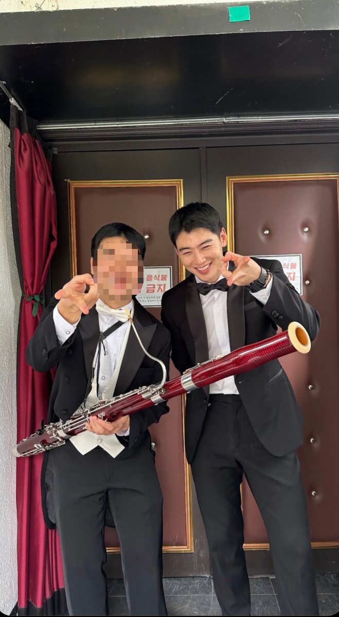 ChaEunwooINTL's tweet photo. 📸 Sergeant Lee Dongmin (Cha Eunwoo) with his fellow soldiers after yesterday's Ministry of National Defense performance

#CHAEUNWOO #차은우 #이동민
#チャウヌ #车银优 #ชาอึนอู #車銀優 https://t.co/xTZSpmExI0