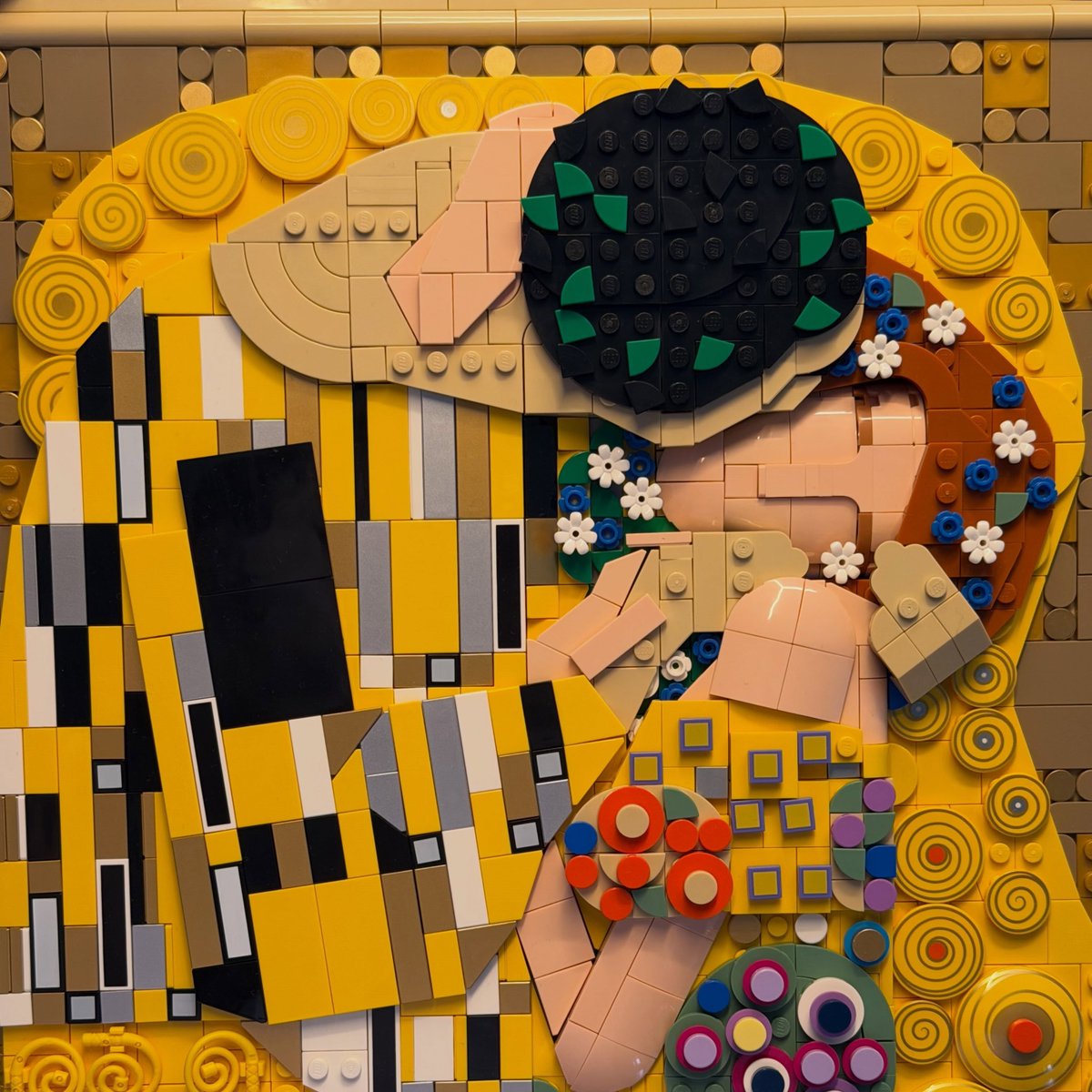 etginlik's tweet photo. Gustav Klimt'in ikonik eseri, LEGO parçalarıyla yeniden yorumlandı. https://t.co/T4xyetHoOJ