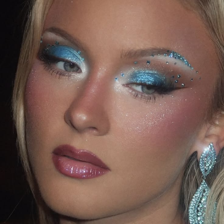 suncat4's tweet photo. zara larsson is also a white, blonde, curvy and heterosexual woman who wears revealing clothes and twerks frequently. yet her fanbase is %99 feminist women. https://t.co/oPJYBJaRxO