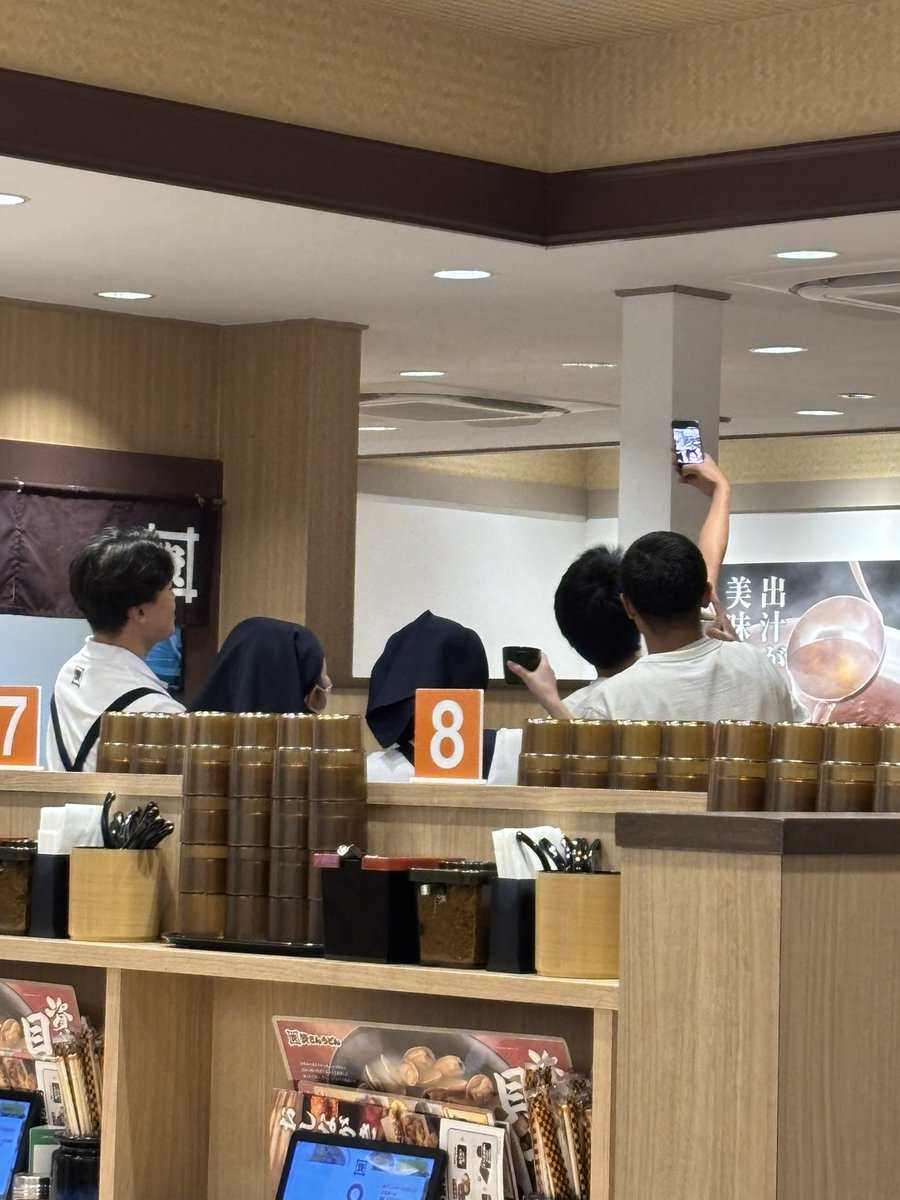 kantakuros075's tweet photo. なんか資さんうどん倉見店で従業員自撮り初めてて草
写真撮ってるやつかんぱーい！とか言ってたし、酒入ってるやろその後厨房？入ってったし無茶苦茶すぎますって
一応客5人ぐらいおったど
#資さんうどん
#バイトテロ https://t.co/gfY8KJnnSu