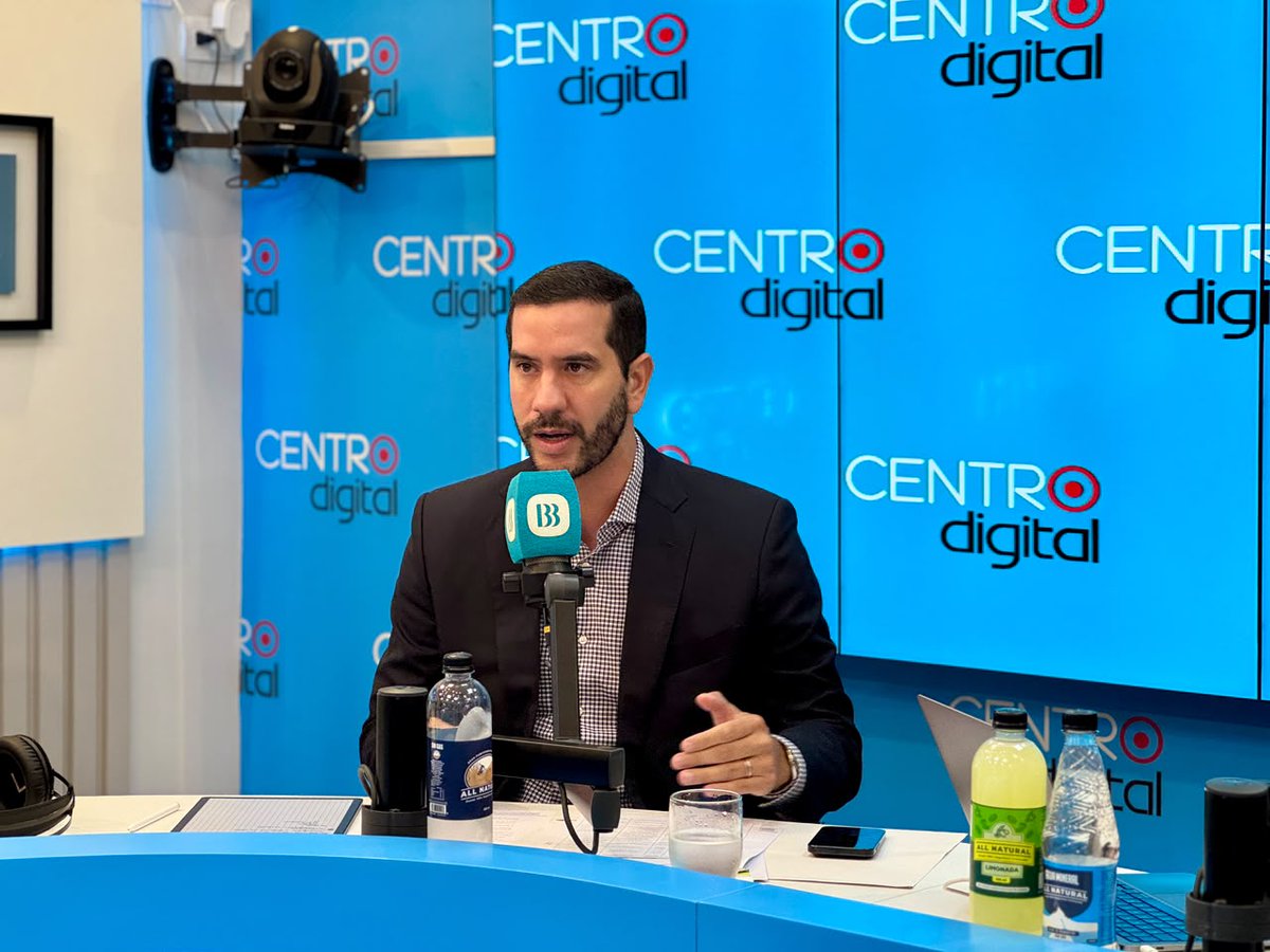 MIT_Ecuador's tweet photo. #Guayas | El ministro @RobertoLuqueN en entrevista con @radiocentroec, abordó varios temas importantes para la provincia y el país.

🚜 Fenómeno de El Niño
El Gobierno Nacional adquirió 73 maquinarias para fortalecer la respuesta ante un eventual fenómeno de El Niño. De ellas, 10 ya fueron destinadas al Guayas.

🌉 Quinto Puente
El ministro aseguró que ya dejó de ser una promesa y cuenta con hechos concretos:
✅ El tramo 1 ya se encuentra en plena ejecución.
✅ Los tramos 4 y 5 serán recontratados, como máximo, hasta octubre.

🏠 Soluciones habitacionales
✅ Yapa Pa’ Tu Casa entrega un bono de hasta USD 10 mil. Este beneficio reduce el valor de la vivienda y facilita el acceso a #CrediCasa o #MitiMiti.
 ✅ #Casa100: Viviendas gratuitas para personas en situación de vulnerabilidad.

✅ Además, anunció  la adjudicación del contrato para Monte Sinaí y los trabajos que se realizan en los distintos ejes logísticos del país.