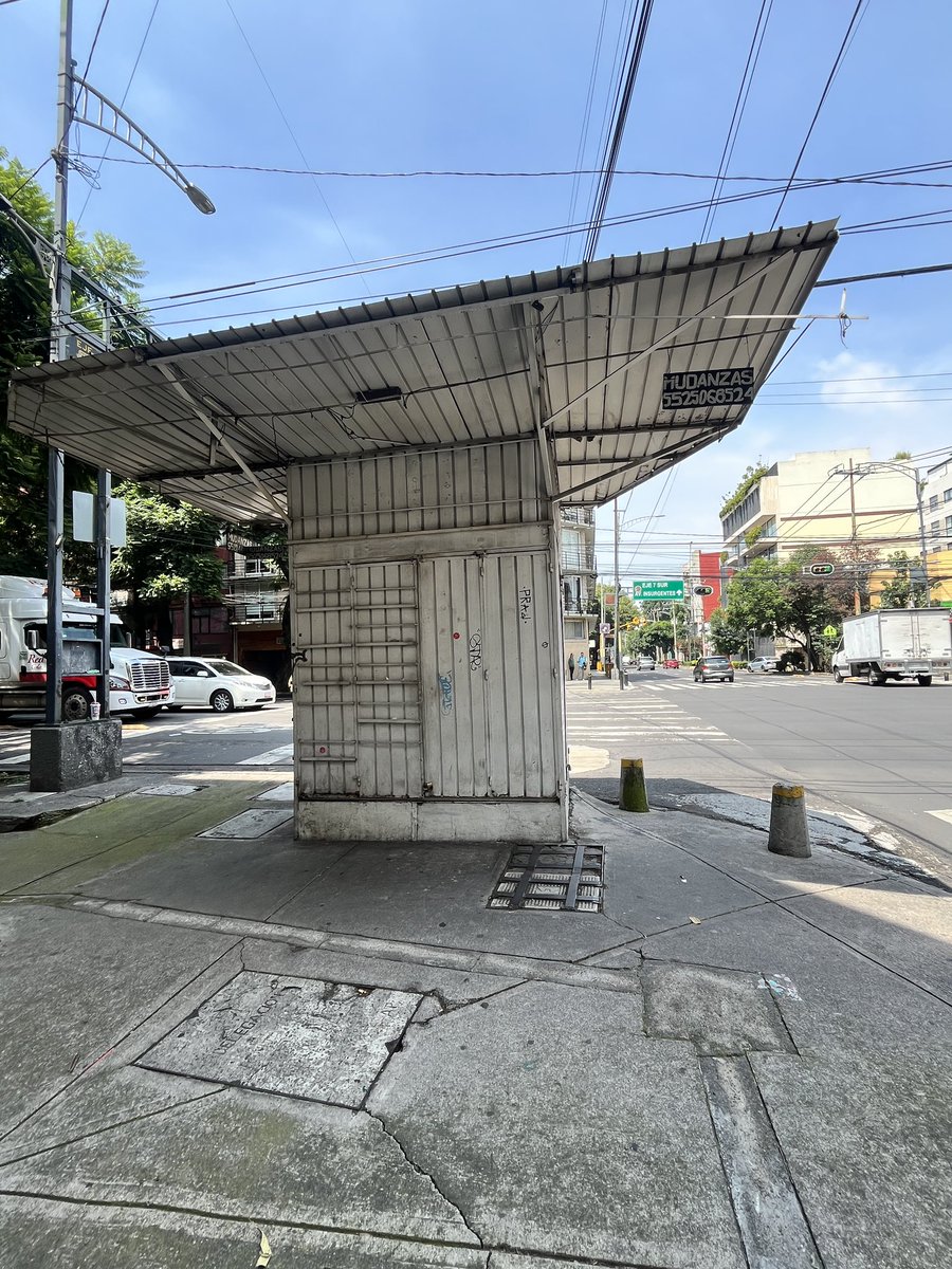 Delvalle_Quejas's tweet photo. Buenos días @LuisMendozaBJ @AccionesBJ @BJAlcaldia solicitamos verificar Puesto ambulante en aparente estado de Abandono para su retiro, ya que obstaculiza el paso de peatones en la Av. José Maria Rico esquina con la Av. Gabriel Mancera, Colonia del Valle. https://t.co/h91DQaZBFy