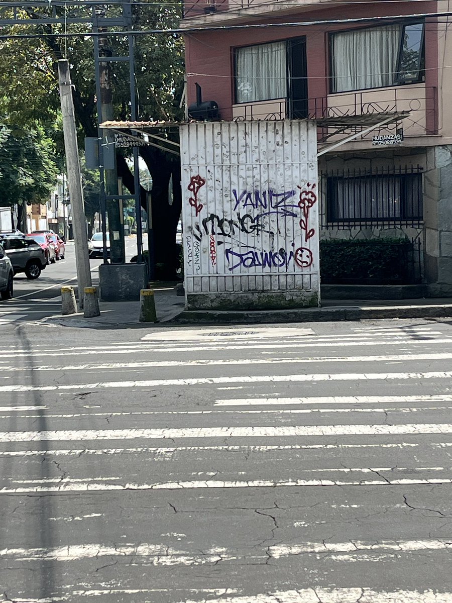Delvalle_Quejas's tweet photo. Buenos días @LuisMendozaBJ @AccionesBJ @BJAlcaldia solicitamos verificar Puesto ambulante en aparente estado de Abandono para su retiro, ya que obstaculiza el paso de peatones en la Av. José Maria Rico esquina con la Av. Gabriel Mancera, Colonia del Valle. https://t.co/h91DQaZBFy