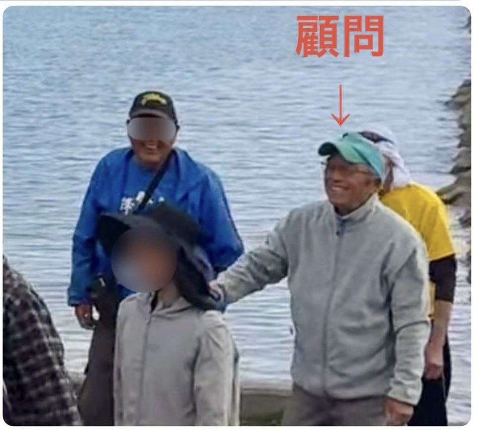 ou_tou_bai_'s tweet photo. ヘリ基地反対協の腕組み爺、事故当日は転覆した平和丸の前で大笑いしていたのに記者会見ではこの態度。これがフェイク画像でしょうか？ https://t.co/2RxNLzhEGZ