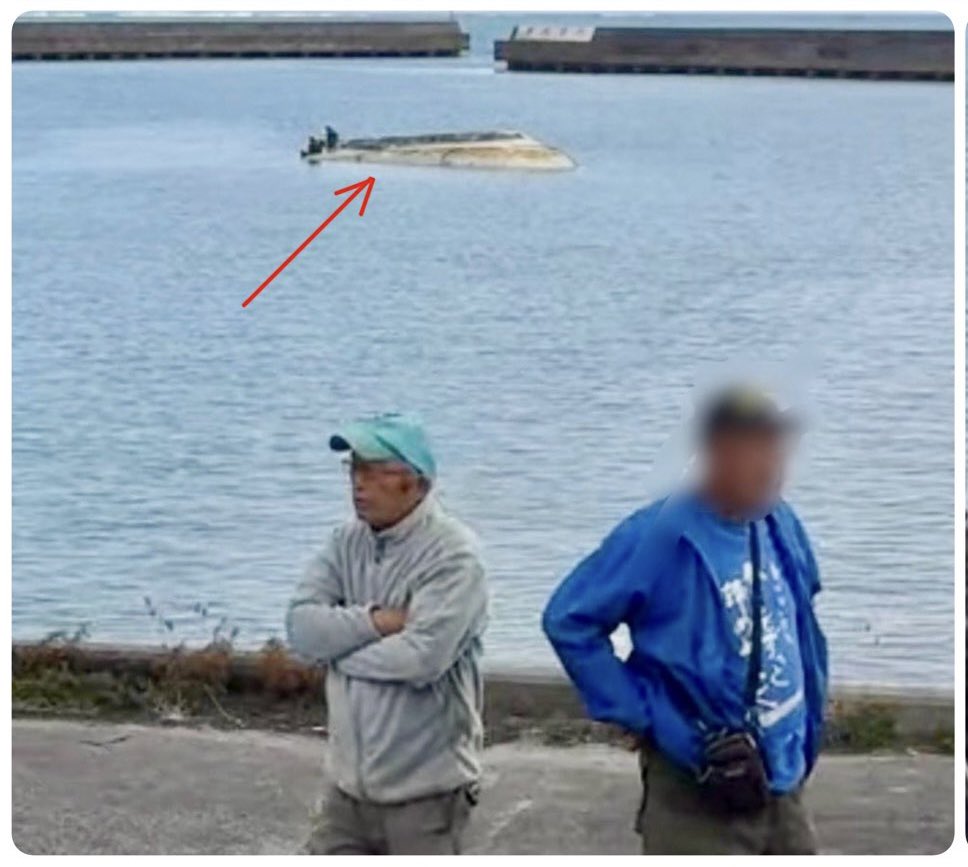 ou_tou_bai_'s tweet photo. ヘリ基地反対協の腕組み爺、事故当日は転覆した平和丸の前で大笑いしていたのに記者会見ではこの態度。これがフェイク画像でしょうか？ https://t.co/2RxNLzhEGZ