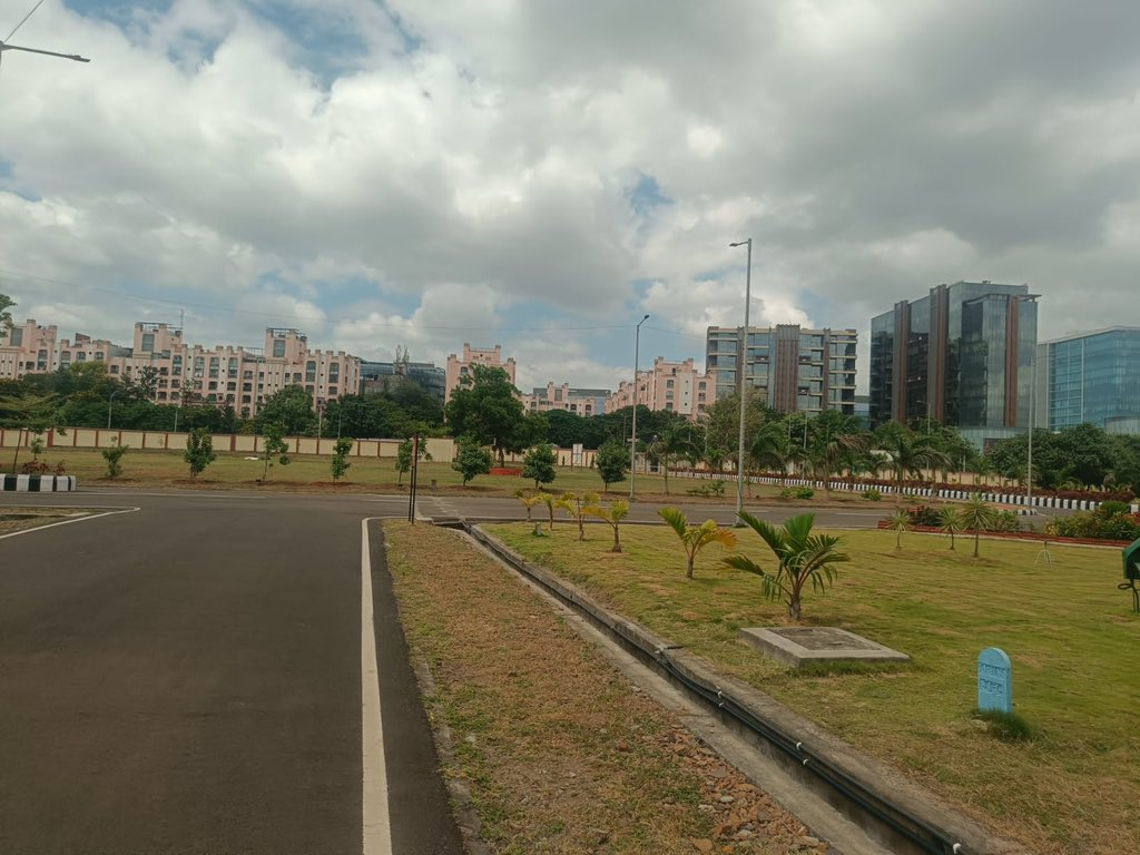 DefenceBrat's tweet photo. Same Vimannagar.

One is maintained by civil servants with budgets exceeding a billion dollars from @PMCPune, while the military area has a much smaller budget.

The two things that are different are zero corruption and 100% civic sense.

Something people outside that wall can take decades to learn.