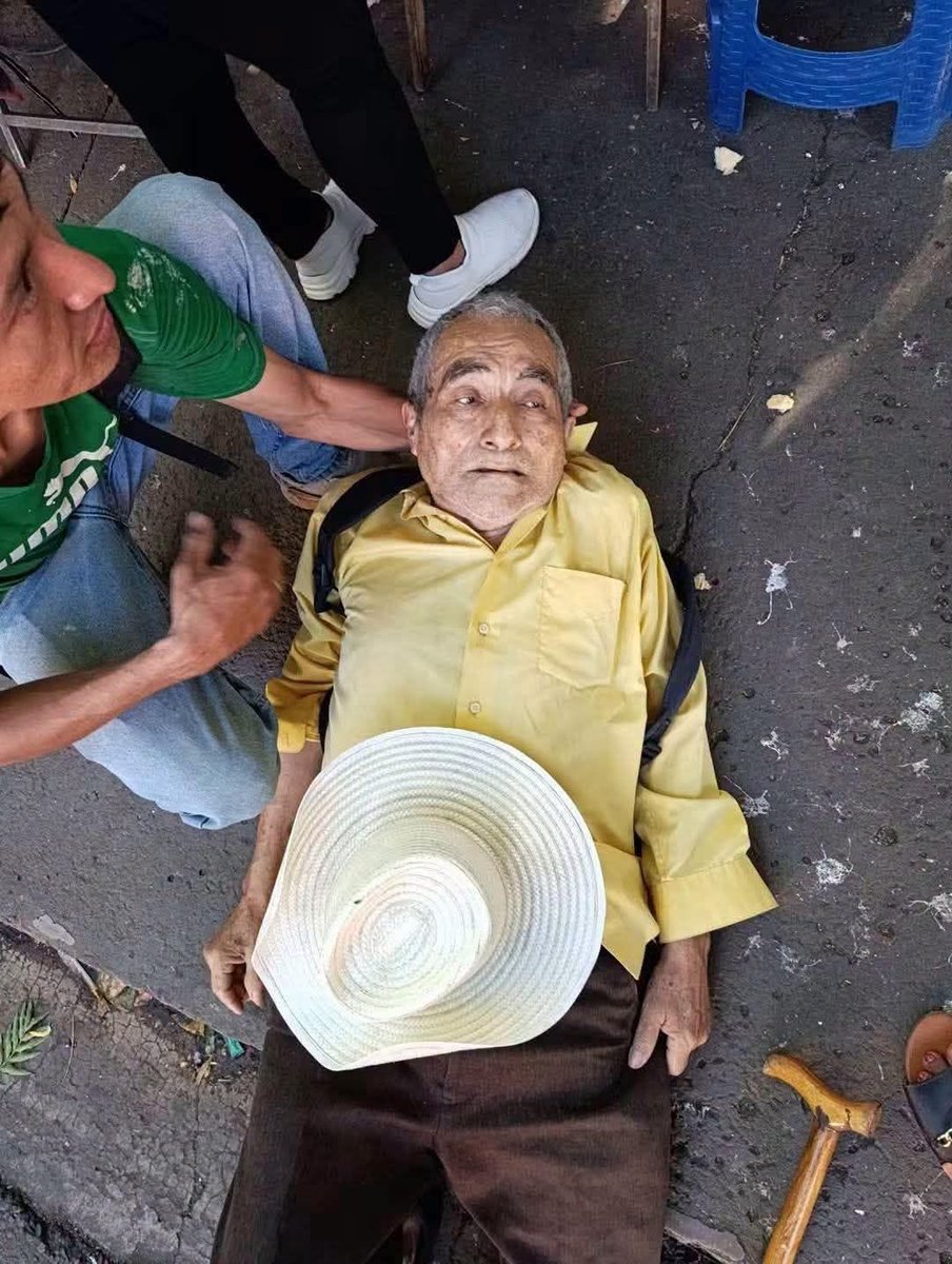 alertanoti's tweet photo. BUSCAN A FAMILIARES DE ADULTO MAYOR TRASLADADO DE EMERGENCIA TRAS ACCIDENTE

Se solicita la colaboración de la población para localizar a los familiares de Juan Alberto Aquino, quien resultó afectado en un accidente de tránsito y está siendo trasladado de emergencia al Hospital Nacional San Juan de Dios.

De acuerdo con la información compartida, se busca establecer contacto con sus hijos o demás familiares para informarles sobre su estado de salud y facilitar su presencia en el centro asistencial.

Quienes conozcan al señor Juan Alberto Aquino o tengan información que permita ubicar a sus parientes pueden comunicarles la situación. Se solicita compartir esta información para ayudar a localizar a su familia a la brevedad.