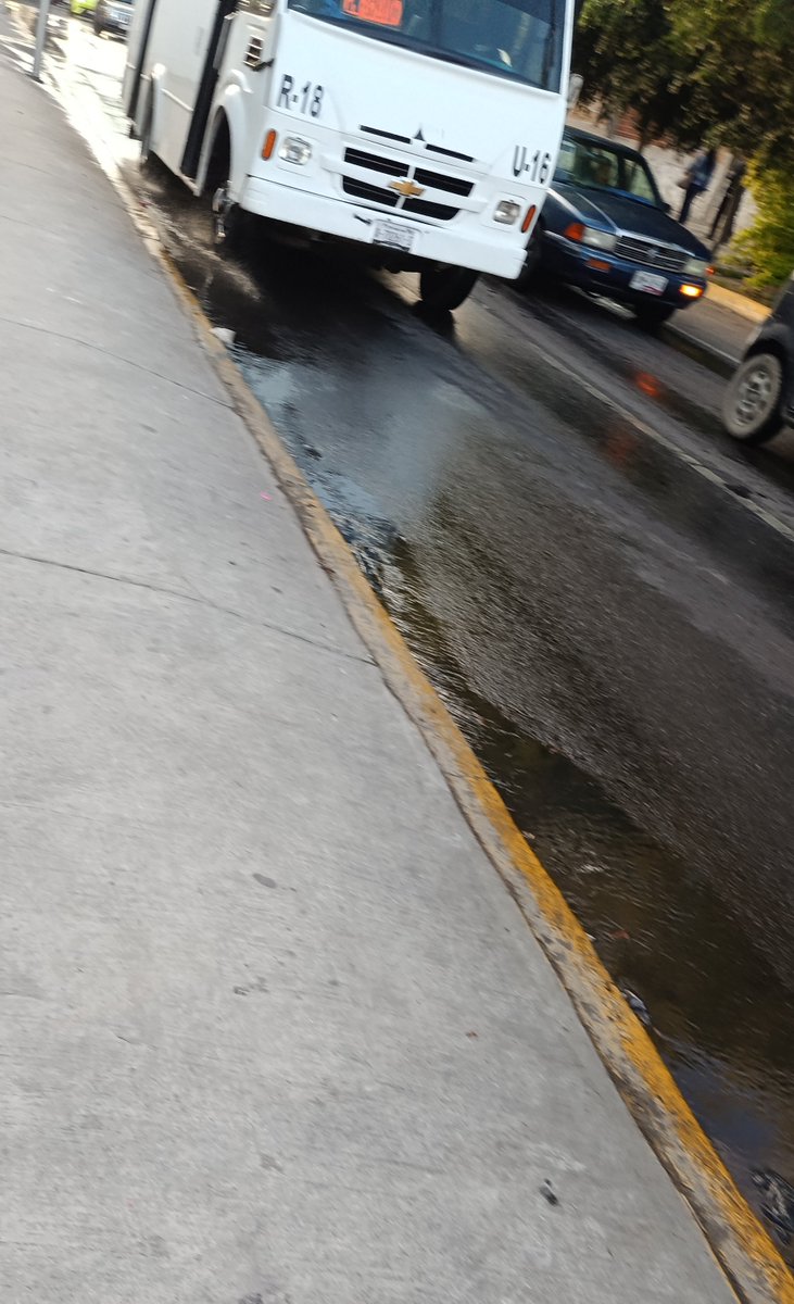 SarahHerdez's tweet photo. ⚠️⚠️⚠️⚠️⚠️⚠️⚠️
@aguadepuebla @servicios_Pub
@PueblaAyto @pepechedrauimx
@armentapuebla_
🚰 Impresionante FUGA DE AGUA en esquina 8 sur y 11 oriente.
🗣️ Lleva 3 semanas y los días de tandeo se inunda la zona.
#CENHCH
#Analco
#Puebla https://t.co/HP888KMBnJ