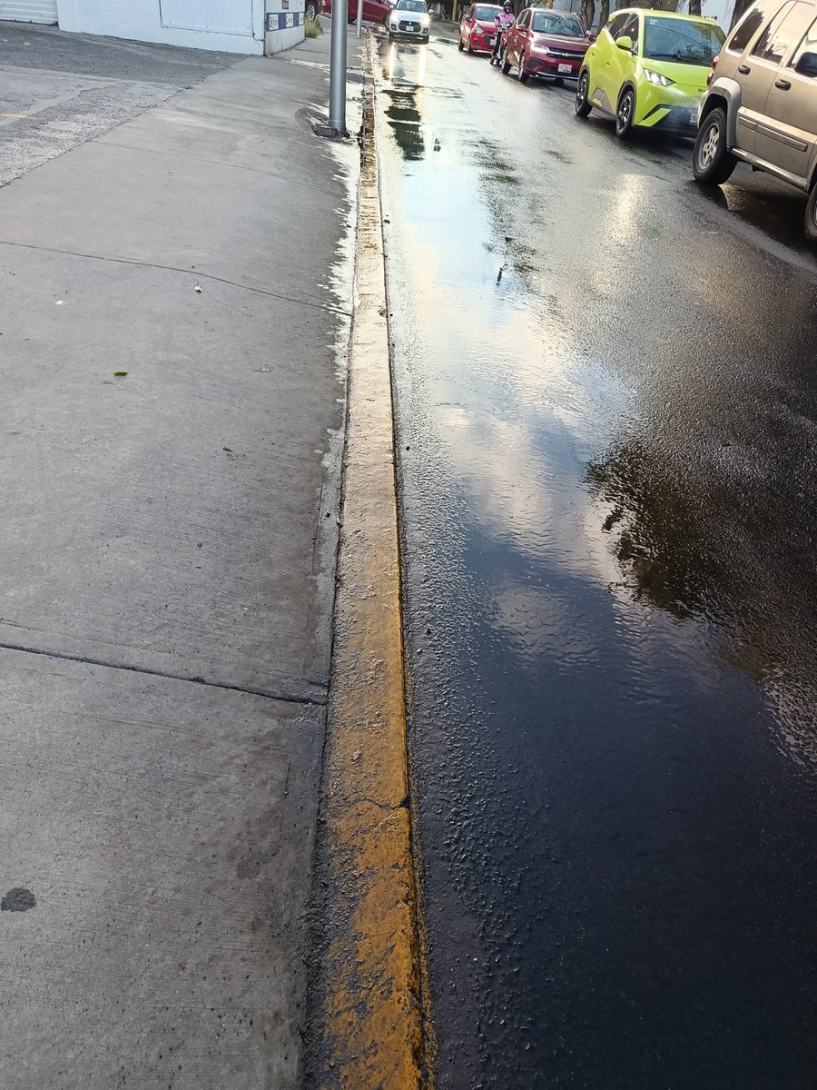 SarahHerdez's tweet photo. ⚠️⚠️⚠️⚠️⚠️⚠️⚠️
@aguadepuebla @servicios_Pub
@PueblaAyto @pepechedrauimx
@armentapuebla_
🚰 Impresionante FUGA DE AGUA en esquina 8 sur y 11 oriente.
🗣️ Lleva 3 semanas y los días de tandeo se inunda la zona.
#CENHCH
#Analco
#Puebla https://t.co/HP888KMBnJ