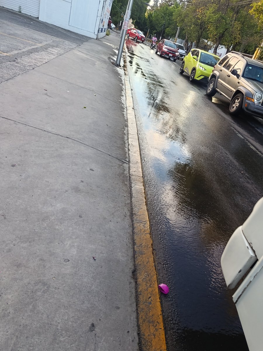 SarahHerdez's tweet photo. ⚠️⚠️⚠️⚠️⚠️⚠️⚠️
@aguadepuebla @servicios_Pub
@PueblaAyto @pepechedrauimx
@armentapuebla_
🚰 Impresionante FUGA DE AGUA en esquina 8 sur y 11 oriente.
🗣️ Lleva 3 semanas y los días de tandeo se inunda la zona.
#CENHCH
#Analco
#Puebla https://t.co/HP888KMBnJ