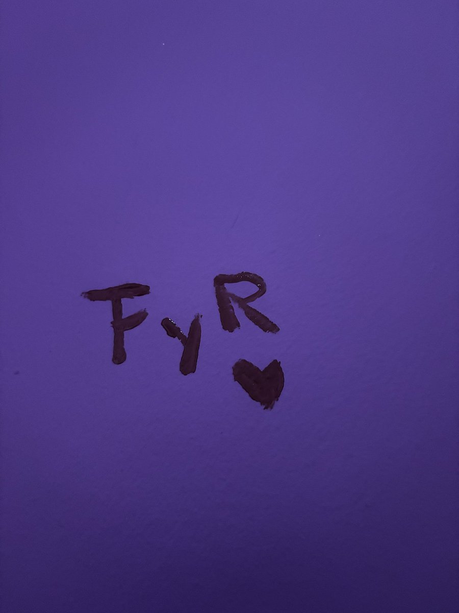 Rubirodriguezt's tweet photo. @Fat_reyna16 y yo somos unas nye https://t.co/eCQoshF1cP
