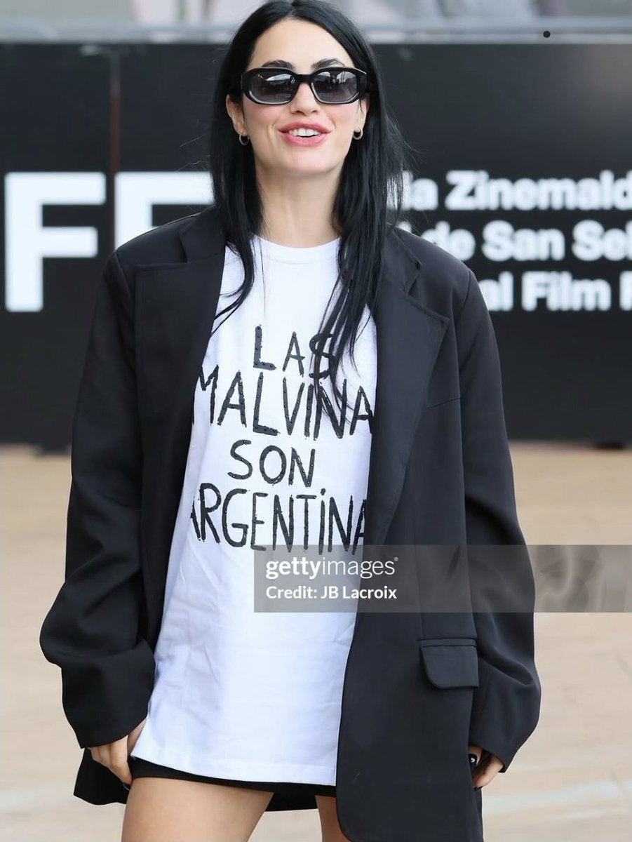 MundoFamososOk's tweet photo. Lali llego a San Sebastian para presentar GLAXO con la remera de "Las Malvinas Son Argentinas" https://t.co/CtZ2Cie0R7