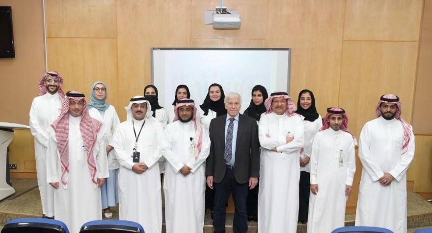 drjammah's tweet photo. نظّمت وحدة الغدد الصماء والسُّكّري بجامعة الملك سعود @_KSU @ksu_medicine @ksumedicalcity محاضرة علمية قيّمة حول "هشاشة العظام"، قدمها القامة العلمية البارزة البروفيسور كيندلر، أحد أشهر العلماء عالمياً في هذا التخصص. شهدت المحاضرة حضوراً مميزاً بوجود قامات طبية رائدة في المجال، في مقدمتهم البروفيسور رياض سليماني والبروفيسور منى فودة، وبمشاركة كافة أعضاء الوحدة.