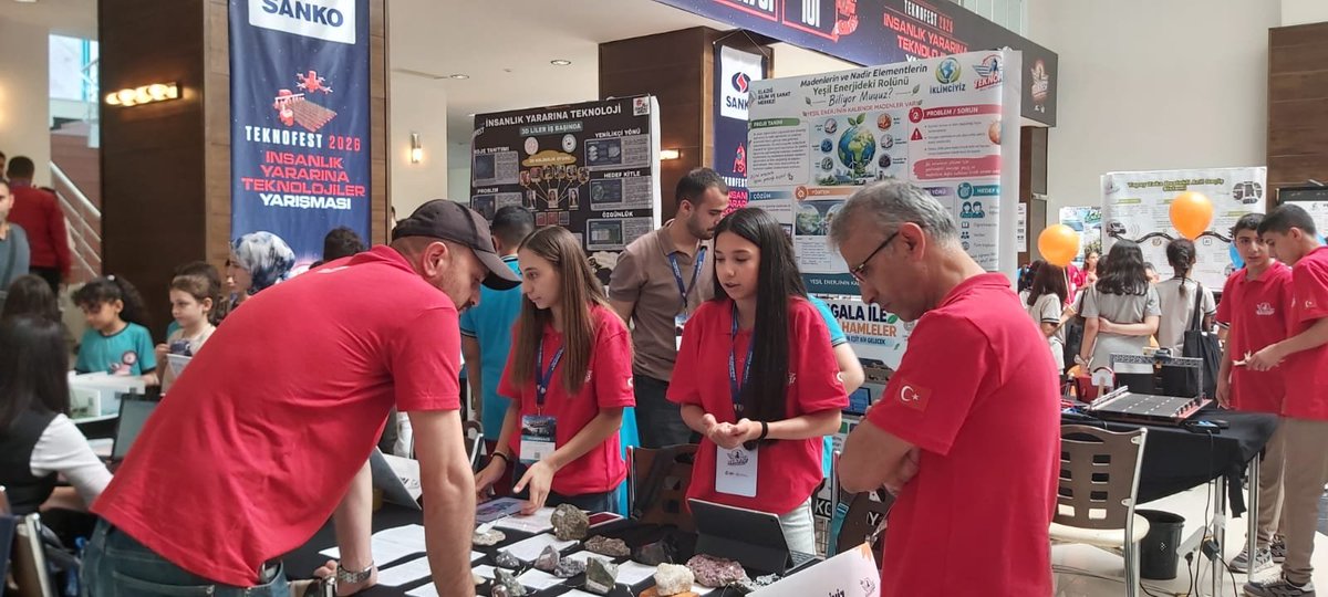 elbilsem's tweet photo. Teknofest Türkiye  Finalindeyiz.189,701 proje arasından 101 projenin finale kaldığı yarışmada ögrencilerimiz, Ahsen, Gülce, Nebi ve ögretmenimiz Gülizar Işık'ı başarılarından dolayı tebrik ediyor finalde başarılar diliyoruz. @MebOrgm @elazig_mem @teknofest @t3vakfi @azizgun2424 https://t.co/mSBtxpomzC