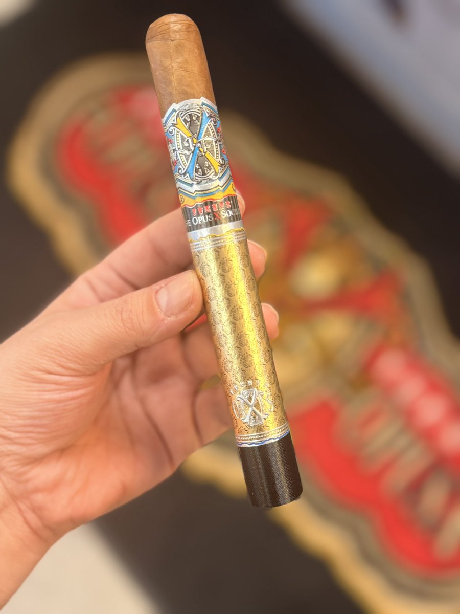 CigarGrail's tweet photo. The Opus X Society Gold &amp; Bullet was worth the wait. Cedar and baking spice, then cocoa and espresso, with dark chocolate on the finish. Perfect draw, even burn, over an hour and a half.

My favorite Society release yet.

Full review: https://t.co/G51EdxiKpv https://t.co/2UdxEmCsWJ