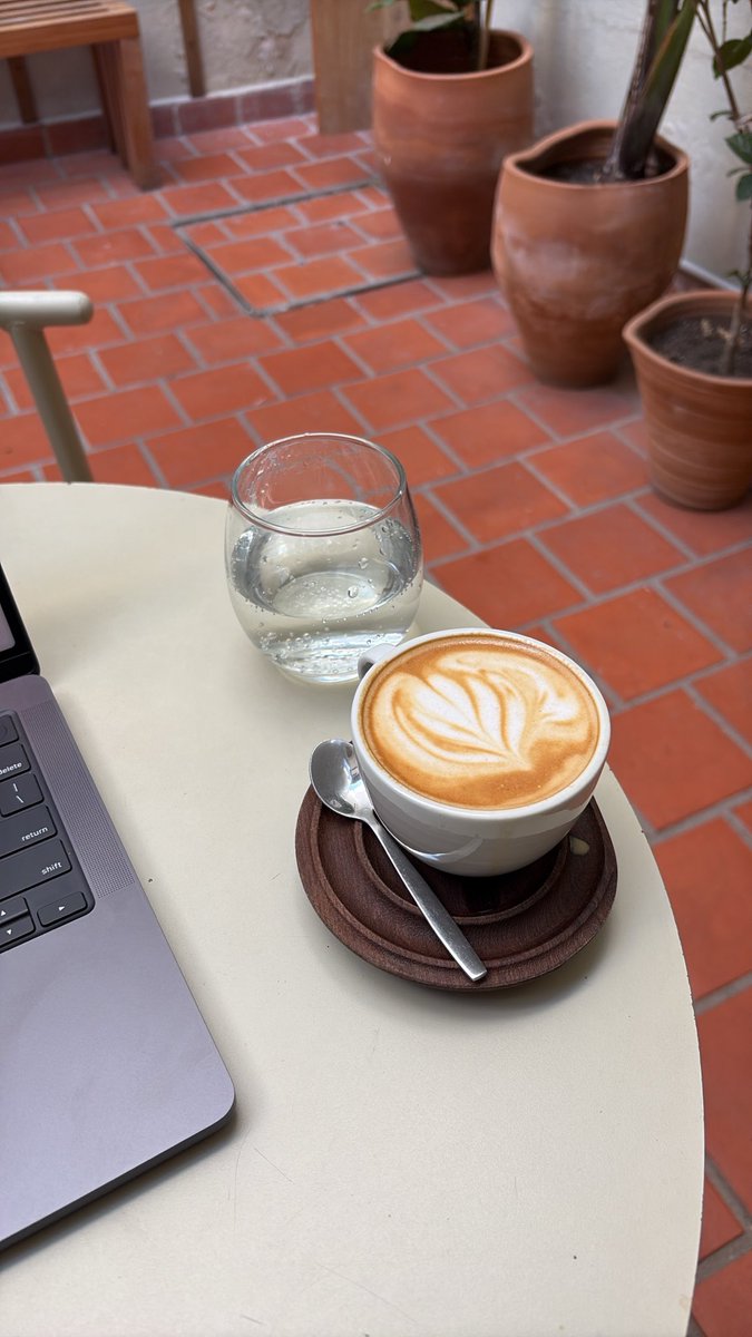leojuarezt's tweet photo. Trabajar desde un café no es cómodo. Pero el concepto de salir un rato y ver gente hace que sea necesario https://t.co/xG3rr2ZsUU