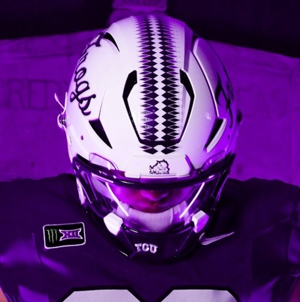 BussinWTB's tweet photo. TCU’s script Frogs helmets are absolute perfection https://t.co/UxRwpOg1Y7