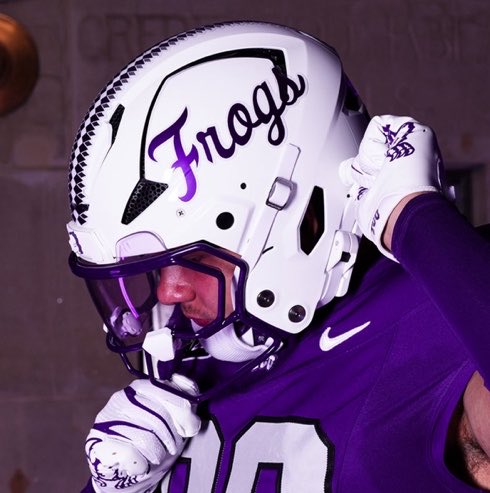 BussinWTB's tweet photo. TCU’s script Frogs helmets are absolute perfection https://t.co/UxRwpOg1Y7