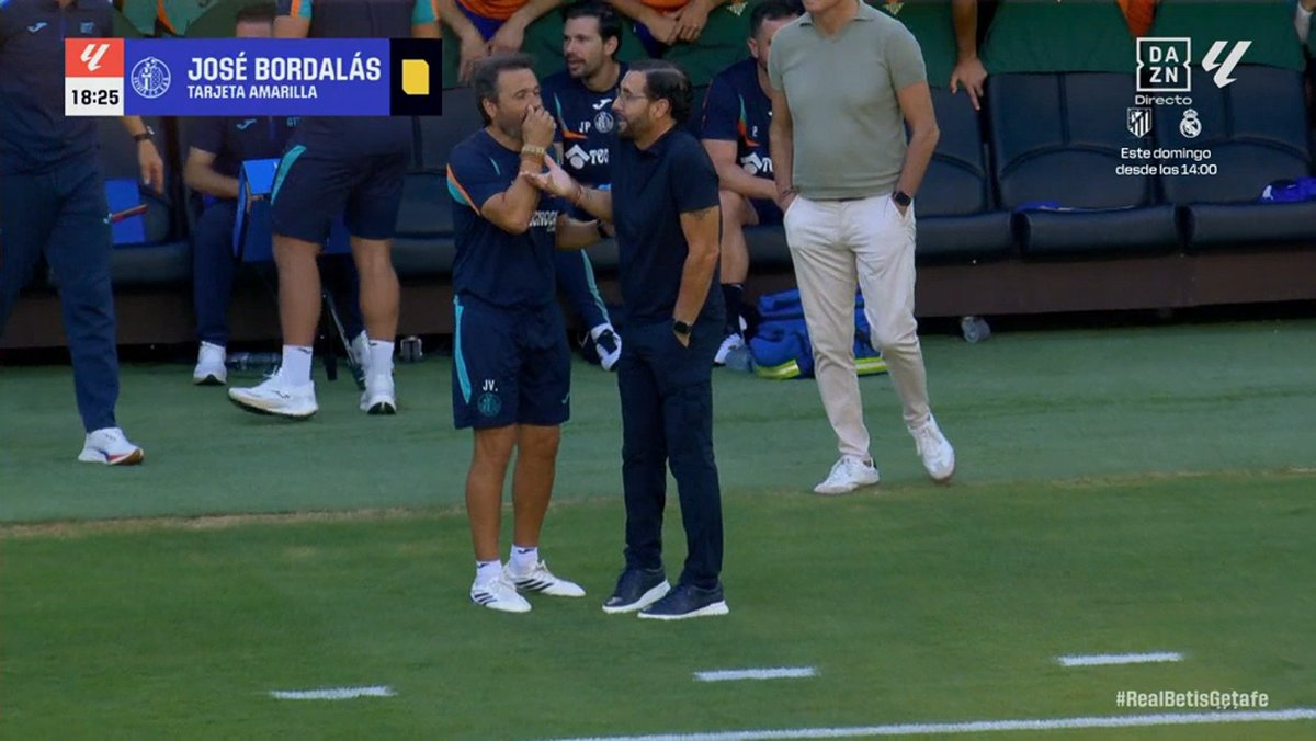 FJRealMadridCF's tweet photo. Estas dos acciones del Betis contra el Getafe no han sido tarjeta para el criterio de Sánchez Martínez, ¿el resultado? Ha sacado amarilla a Bordalás porque estaba ya harto. 
Ay, Manolete. https://t.co/hbr1W6QcBY