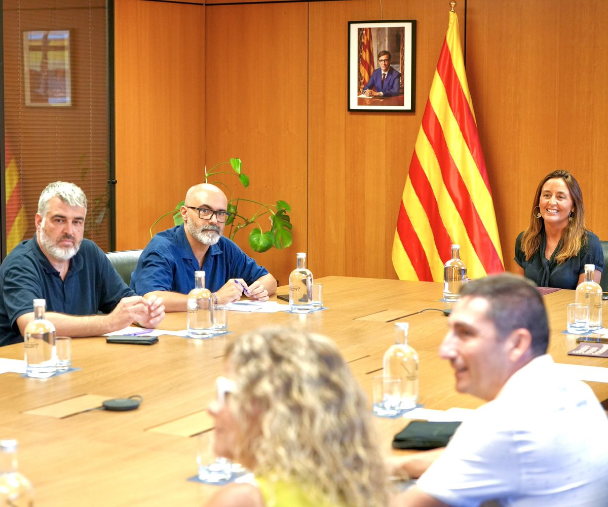 eniubo's tweet photo. Ens hem reunit amb els impulsors de la plataforma promotora de la ILP que defensa la inversió del 6% del PIB en educació per traslladar-los la voluntat i el compromís expressat pel president @salvadorilla en avançar cap a aquest horitzó pressupostari i consensuar la calendarització d’aquesta fita.

És fonamental que el país disposi dels recursos necessaris per portar el sistema educatiu a l’excel·lència, alhora que emprèn un debat de fons sobre qüestions que requereixen un nou consens.

El @govern situa l’educació com una prioritat de país amb el compromís històric d’assoliment d’inversió pública en un dels principals motors de progrés, cohesió i igualtat d’oportunitats de la nostra societat.