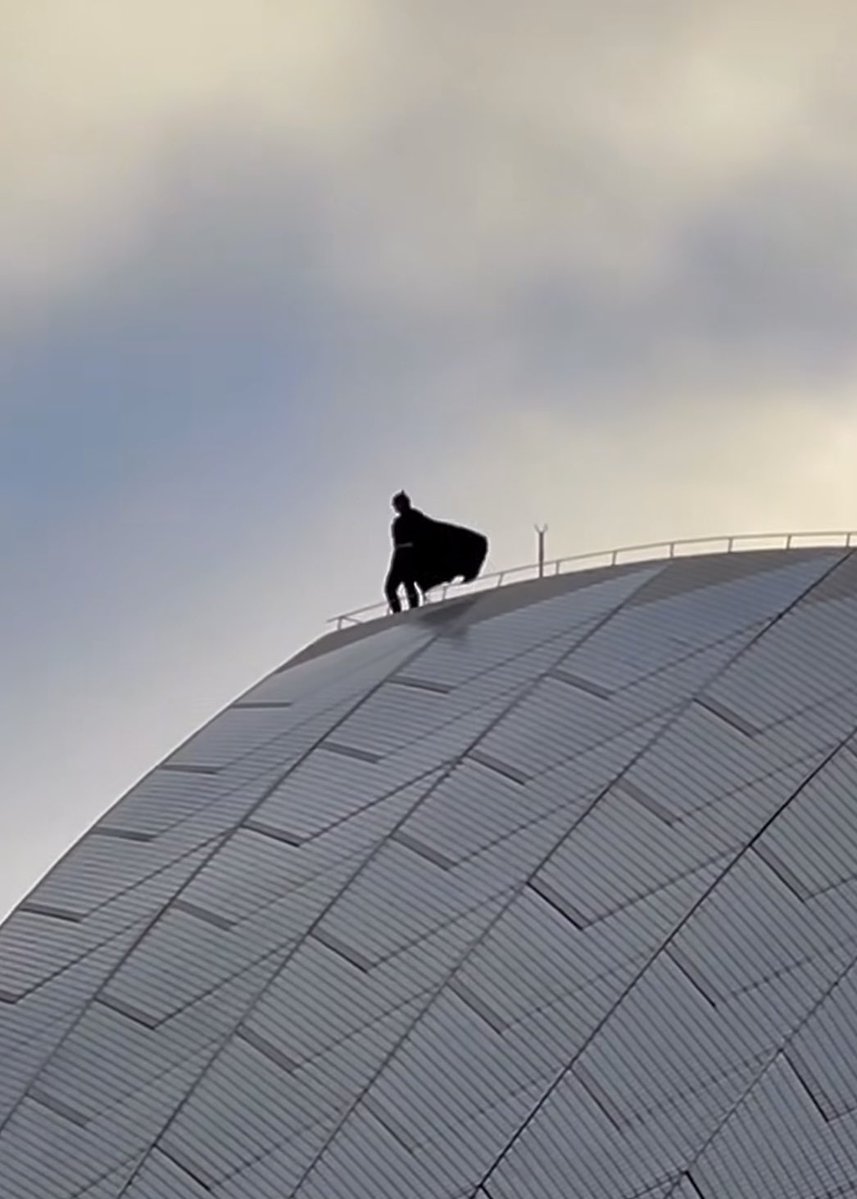 DiscussingFilm's tweet photo. Batman has been spotted on top of the Sydney Opera House.

An event for Batman Day will happen there this weekend.

(📸: @madeofmal) https://t.co/SxJOyg9bm1