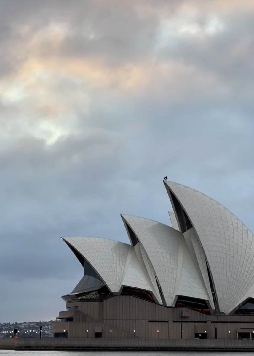 DiscussingFilm's tweet photo. Batman has been spotted on top of the Sydney Opera House.

An event for Batman Day will happen there this weekend.

(📸: @madeofmal) https://t.co/SxJOyg9bm1