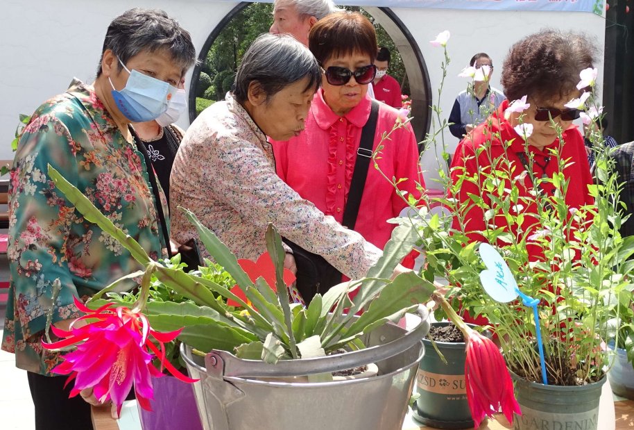 ariew179351's tweet photo. Join our neighborhood community garden day this Sat 9am-12pm! Plant veggies, make new friends u0026 grow greener spaces together. All tools u0026 snacks provided—see you there! https://t.co/UJ6GoFKS3X