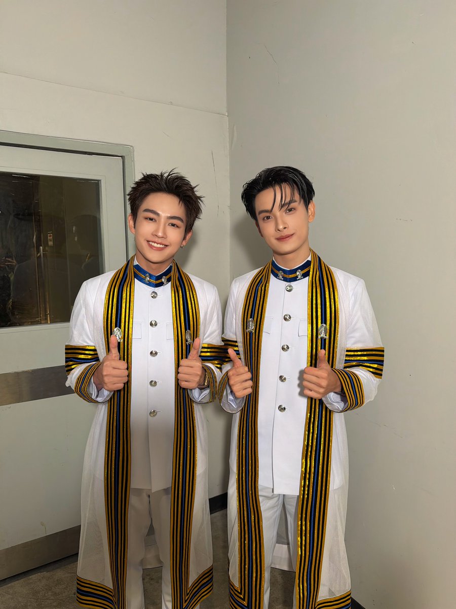 BUS_SONRAY's tweet photo. 🎓 Congratulations #HEARTchuthiwat ในโอกาสสำเร็จการศึกษาระดับปริญญาตรี ขอให้วันนี้เป็นอีกหนึ่งวันแห่งความทรงจำที่น่าภูมิใจ และขอให้มีรอยยิ้มแบบนี้ในทุก ๆ วันนะครับ 🤍✨

ขอบคุณทุกคนอีกครั้งที่มาร่วมส่งคำยินดีให้ฮาร์ทในวันสำคัญนี้นะครับ  〰

#HEARTGraduation
#พี่ฮาร์ทนิจุพี่ชุติจบแล้วโว้ย
#ครุยแรกของบัสจัดไปศูนย์สาม
#BUSbecauseofyouishine