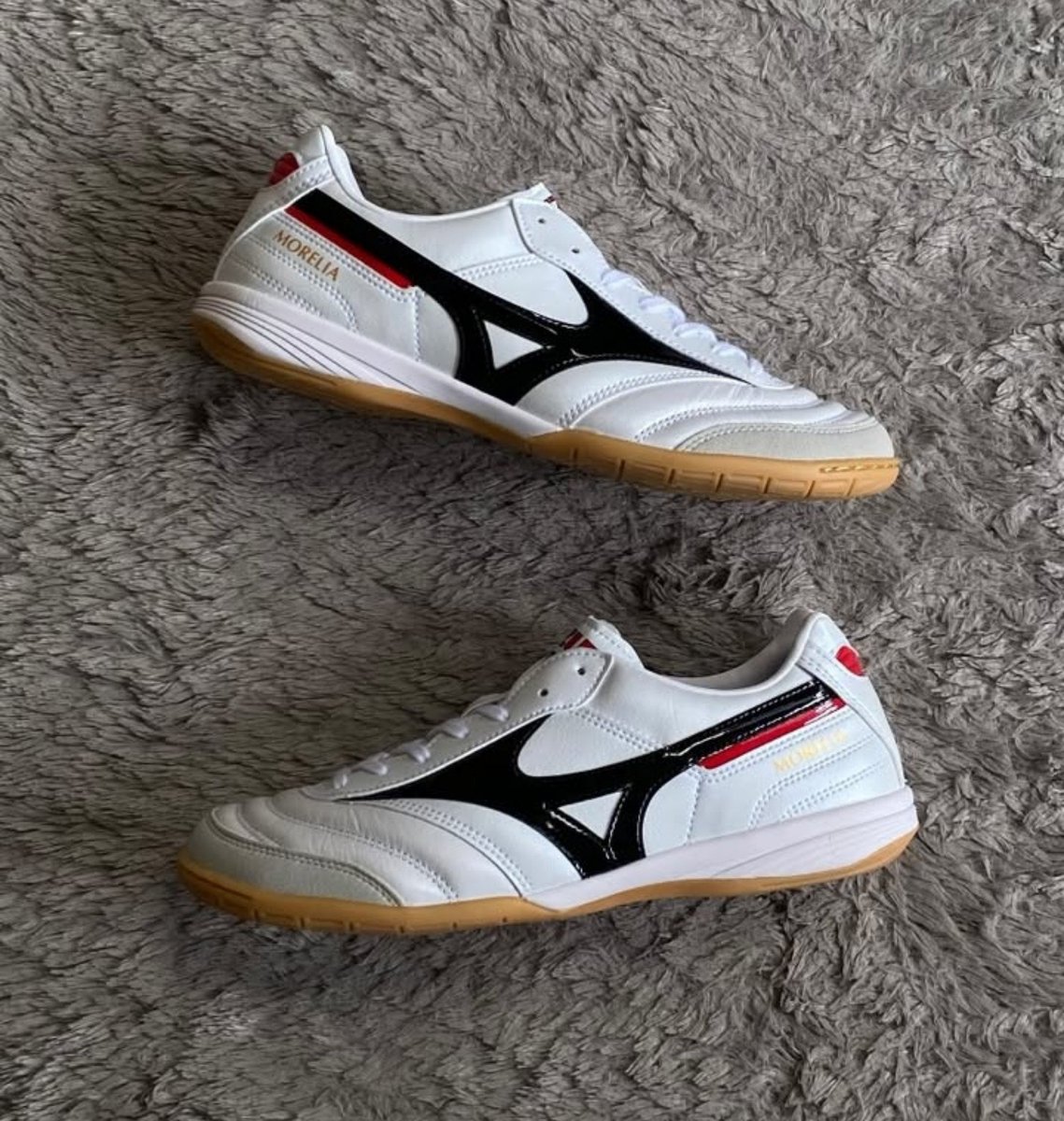 aelovera24's tweet photo. mau naro ini sebagai manifestasi aja. 

pengen punya mizuno morelia in elite warna putih logo hitam ini size40 buat futsalan. 

semoga jodoh https://t.co/17zuCByNbq