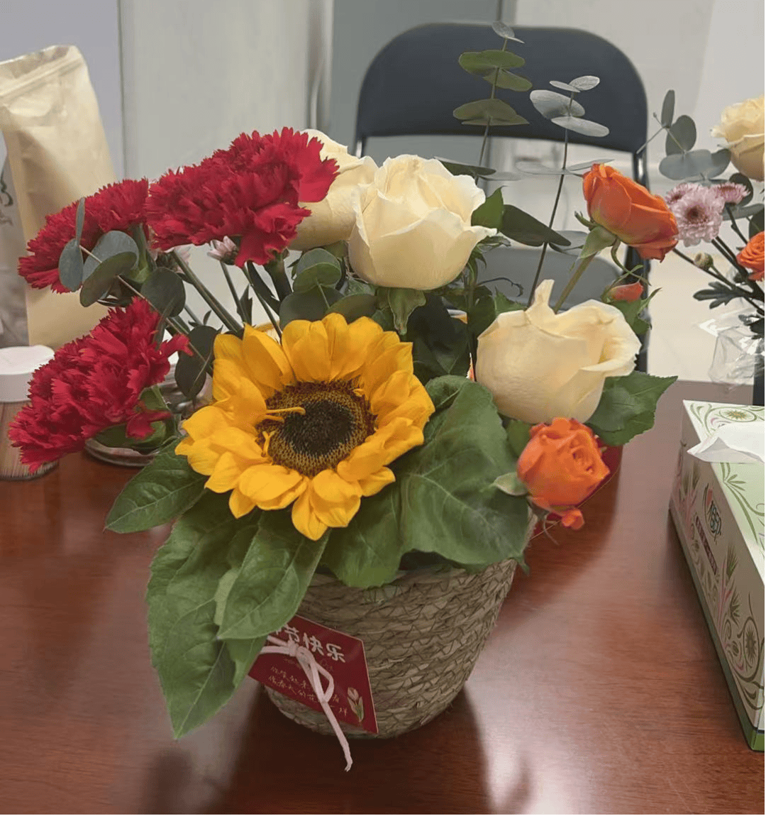 tansl399557's tweet photo. This morning I shared homemade apple pie with neighbors next door—they brought over fresh flowers in return. Small joys make the neighborhood feel like family!， https://t.co/qfRMyGnSOX