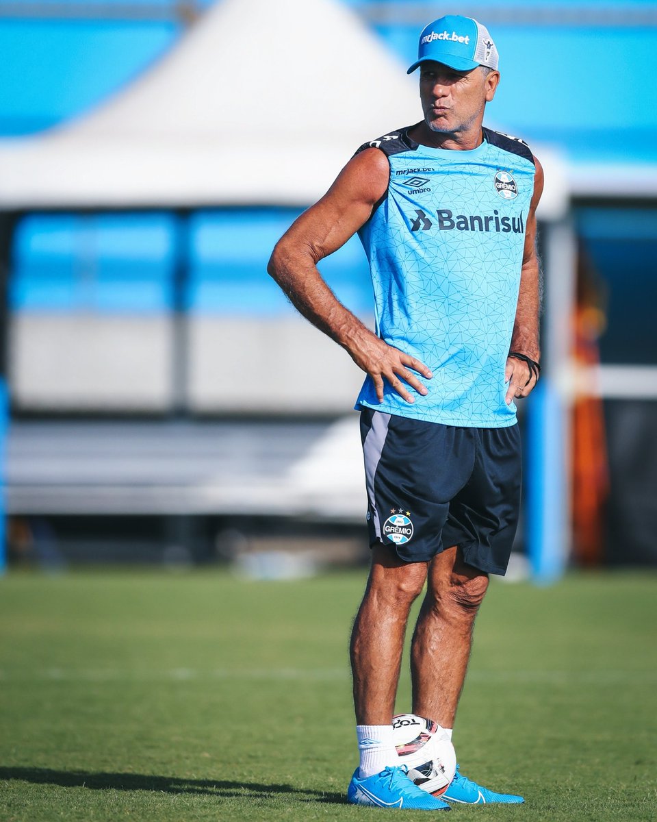 _tricopeiro's tweet photo. Em 2019 e 2023 o Renato Portaluppi teve um aproveitamento de 71,5% com o Grêmio nas últimas onze rodadas do Brasileirão.

Foram 8 vitórias e 3 derrotas.

Agora precisamos de 51,5% de aproveitamento.

Eu acredito! 🔵⚪️⚫️

📸 Lucas Uebel https://t.co/F53qdyErWG