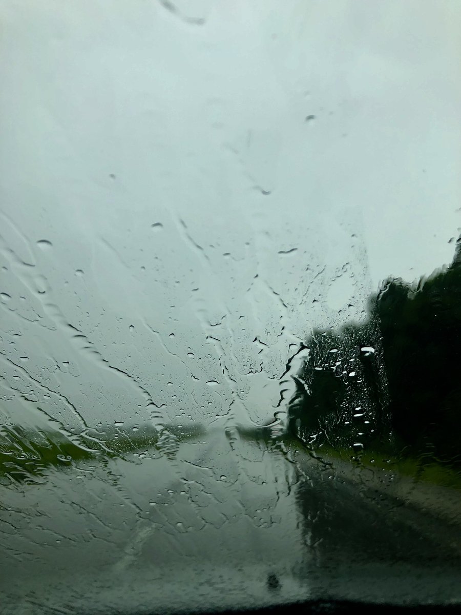 sweey006093's tweet photo. Just stared at the rain streaking down the window, sipped warm tea, and felt this soft, quiet calm wrap around me today. Such a small moment that made my whole day better. https://t.co/1TEQ1o1MX7