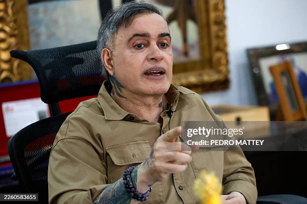 OrlvndoA's tweet photo. Tarek William Saab fue desplazado del sistema, pero su libertad sigue siendo una ofensa contra los miles que fuimos perseguidos bajo su régimen de terror.

No se trata solo de cambiar ministros o funcionarios.

Tarek William Saab pertenece a los calabozos. Es el autor de una de las etapas de mayor terror en Venezuela.

Debe ir preso.